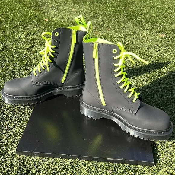 Dr. Martens Size 8 1490 Alt Matte Black Boots - Picture 4 of 10